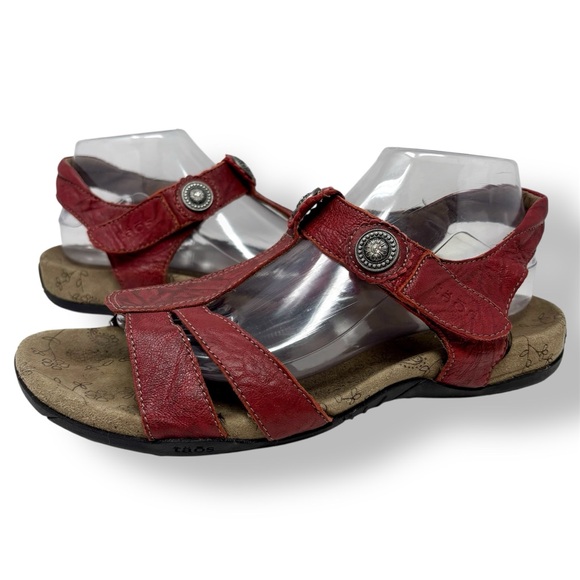 Taos Paradise Sandals Red Leather T Strap Metal Accents Open Toe Women's Size 10 - Picture 1 of 9